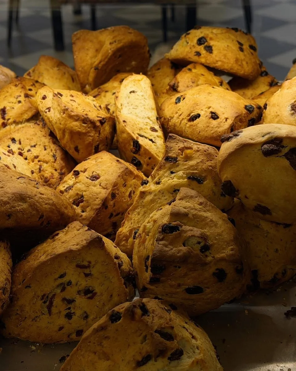 Små bakverk i disken hos Mediterranean Bakeri