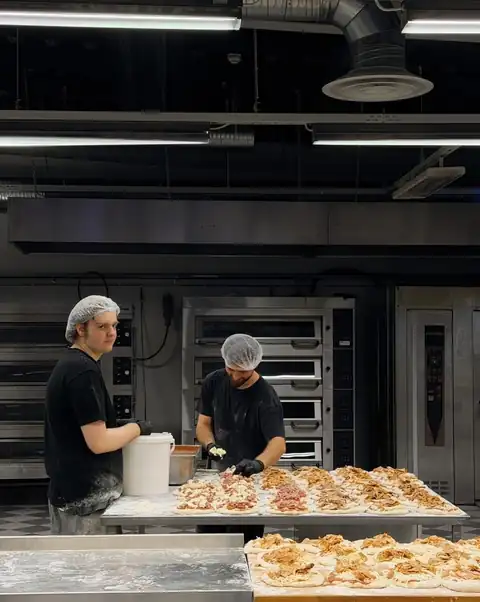 Bakerarbeid i produksjonslokalet på Borgenhaugen