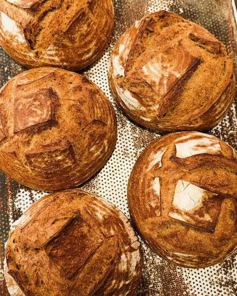 Rustikke surdeigsbrød klare fra ovnen hos Mediterranean Bakeri