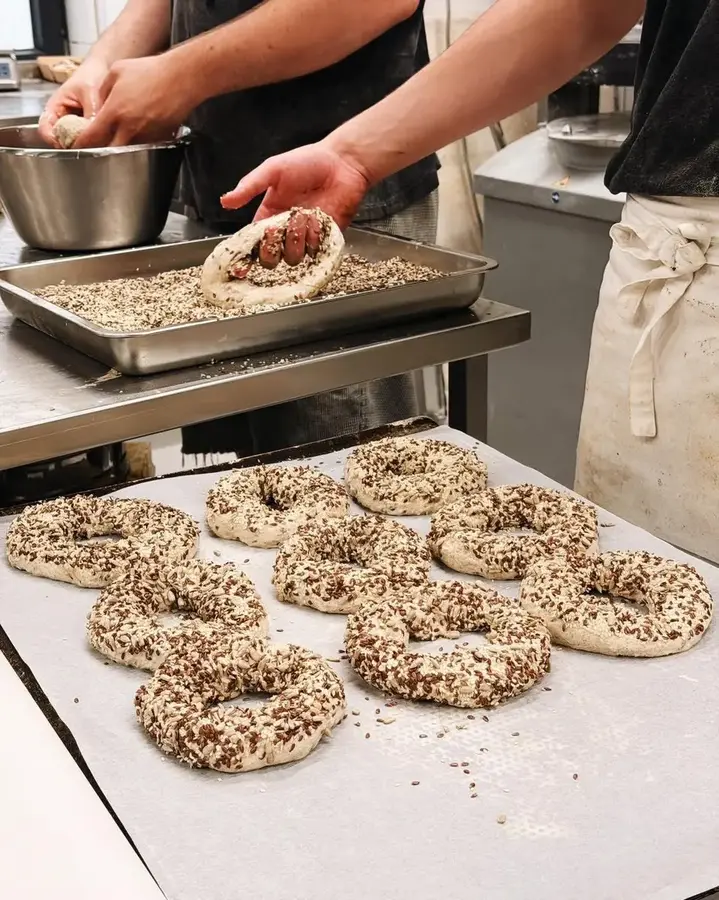 Bakerhender som former frøringer hos Mediterranean Bakeri
