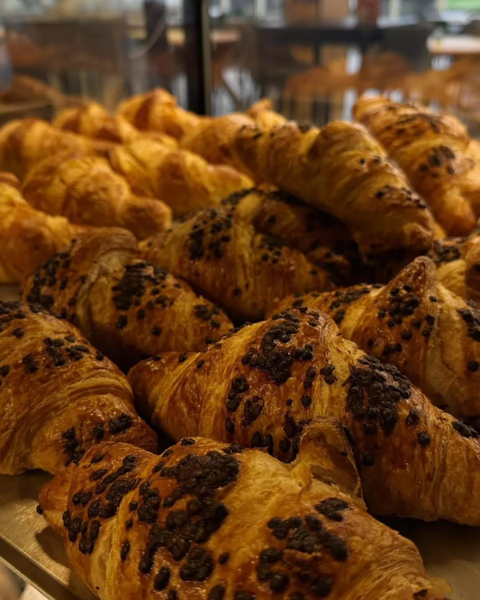 Croissanter med sjokolade i disken hos Mediterranean Bakeri