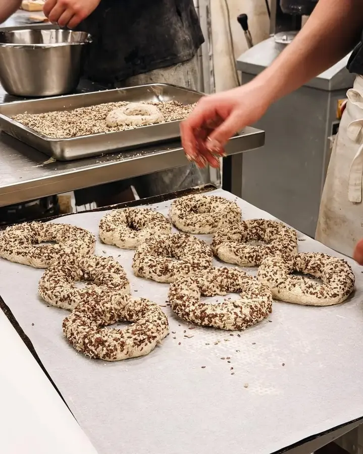 Frøringer som formes for hånd hos Mediterranean Bakeri