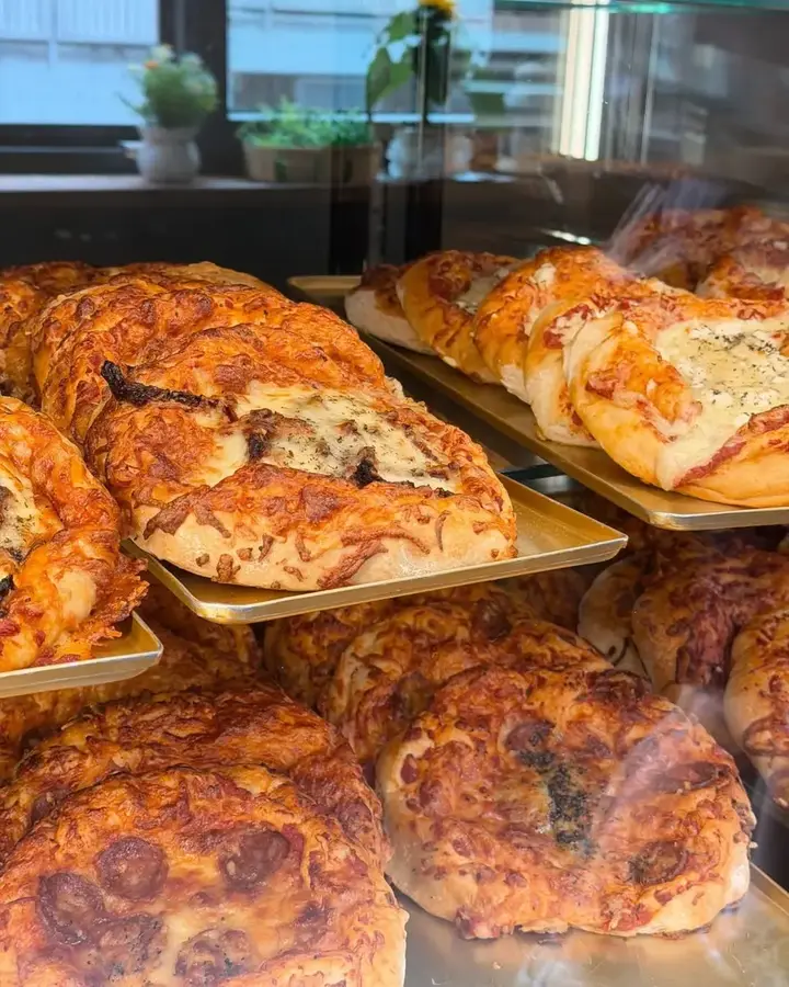 Nybakte pizzaer og varm bakst hos Mediterranean Bakeri