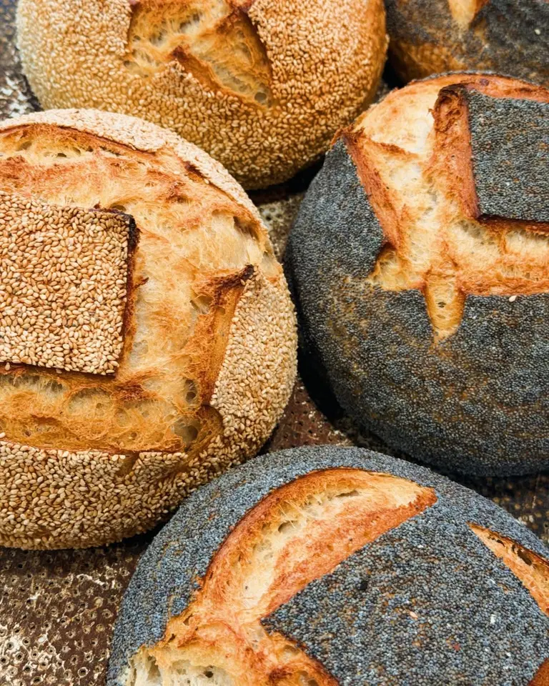 Nybakte sesam- og valmuebrød fra Mediterranean Bakeri
