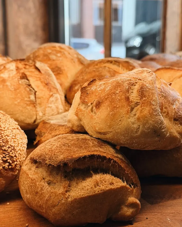 Et variert utvalg av nybakte brød fra Mediterranean Bakeri